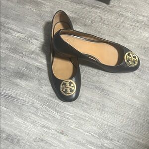 Tory Burch “Chelsea” Black Leather L
Ballet Flats with Gold Medallion Size 8